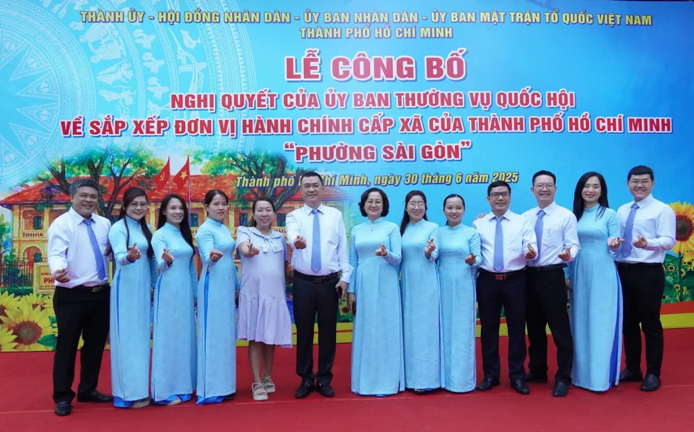 Cán bộ, công chức phường Sài Gòn sẵn sàng tâm thế nhập cuộc vận hành phường mới, với tuy duy mới để phục vụ người dân tốt hơn. Ảnh: THU HƯỜNG Công chức Sài Gòn.jpg