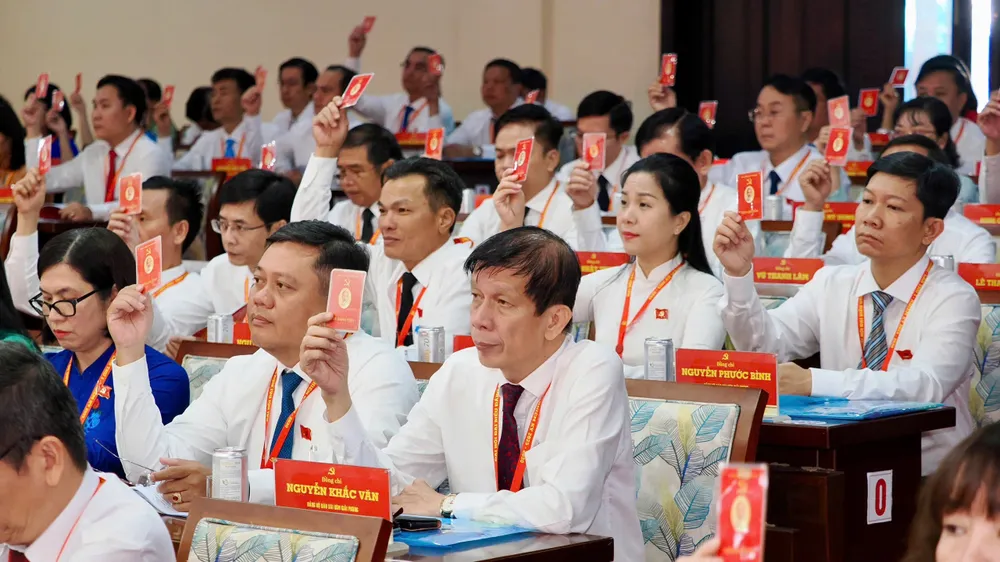 Các đại biểu biểu quyết thông qua chương trình đại hội. Ảnh: HOÀNG HÙNG BS ảnh.jpg