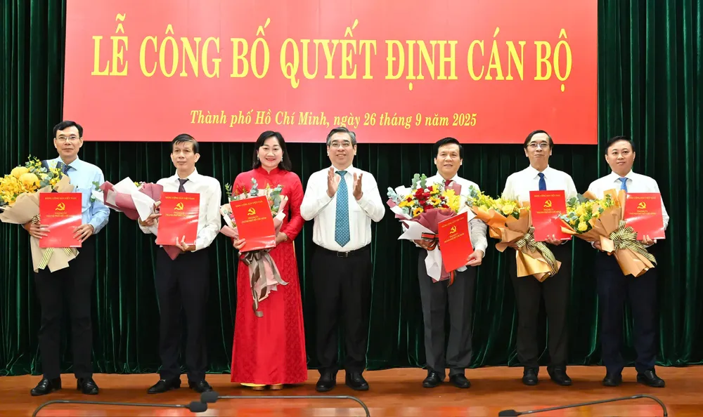 Đồng chí Nguyễn Phước Lộc trao các quyết định cán bộ đến Ban Biên tập Báo Sài Gòn Giải Phóng. Ảnh: VIỆT DŨNG Nhân sự SGGP.jpg
