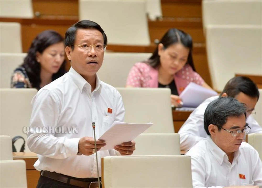 Phát biểu tại hội trường chiều nay, 30-5, ĐB Thái Trường Giang (Cà Mau) xoáy sâu vào những tiêu cực, bất cập trong thi cử