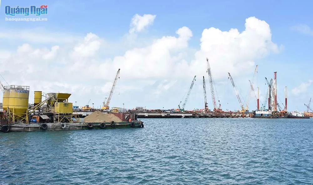 Siêu dự án nhà máy thép Hòa Phát Dung Quất - Quảng Ngãi cũng phát sinh lượng vật chất rất lớn phải nhận chìm. Ảnh: Báo Quảng Ngãi