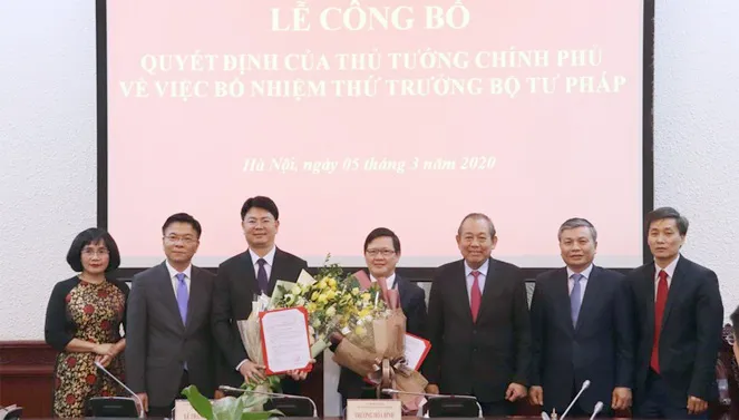 Phó Thủ tướng Thường trực Chính phủ Trương Hoà Bình tặng hoa chúc mừng hai thứ trưởng mới được bổ nhiệm