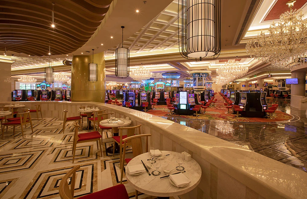 Quang cảnh bên trong casino Corona (Phú Quốc), 1 trong 43 khách sạn lớn nhỏ và các khu nghỉ dưỡng được phép kinh doanh dịch vụ này