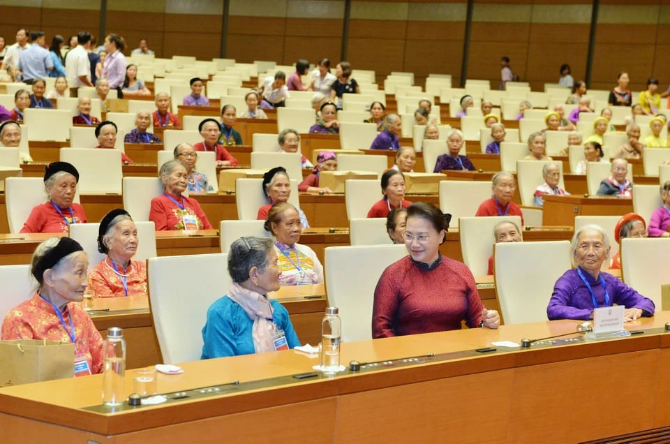 Chủ tịch Quốc hội Nguyễn Thị Kim Ngân gặp mặt 300 Mẹ Việt Nam Anh hùng tiêu biểu ảnh 1 Chủ tịch Quốc hội Nguyễn Thị Kim Ngân gặp mặt 300 Mẹ Việt Nam Anh hùng tiêu biểu ảnh 1