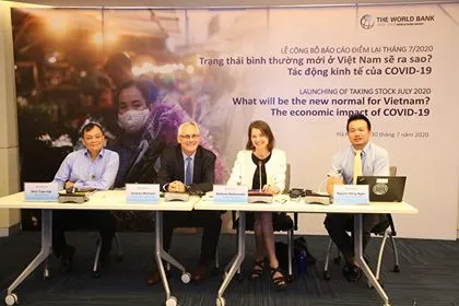 Bà Stefanie Stallmeister, Quyền Giám đốc quốc gia của Ngân hàng Thế giới tại Việt Nam và các đồng nghiệp tại lễ công bố