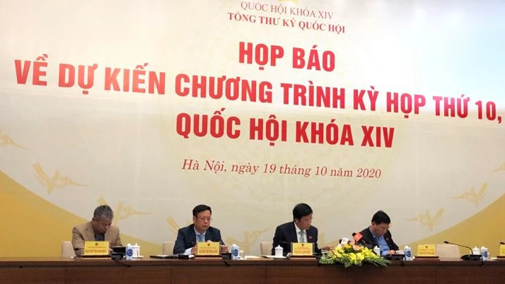 Đoàn chủ tọa cuộc họp báo