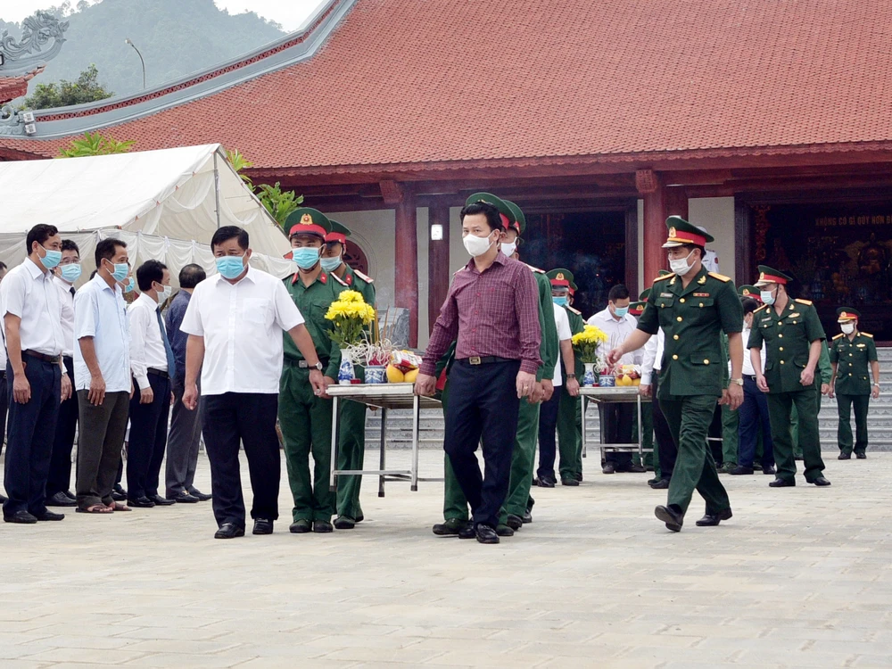 Bộ trưởng Bộ Kế hoạch và Đầu tư Nguyễn Chí Dũng cùng đồng chí Đặng Quốc Khánh, Bí thư Tỉnh ủy Hà Giang tiễn đưa linh cữu các anh hùng liệt sĩ về nơi yên nghỉ cuối cùng ​