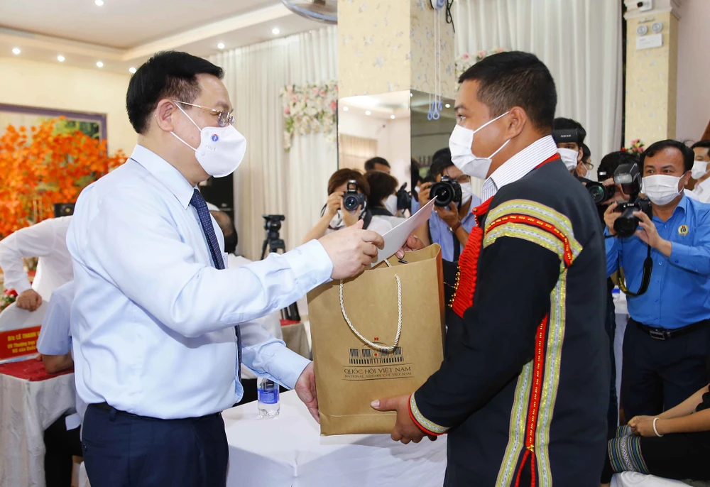 Chủ tịch Quốc hội Vương Đình Huệ trao quà tặng người lao động gặp khó khăn do tác động bởi đại dịch Covid-19