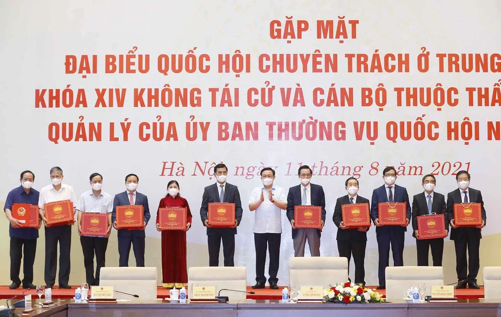  Chủ tịch Quốc hội Vương Đình Huệ trao Nghị quyết và quà tặng cho các đại biểu Quốc hội chuyên trách ở Trung ương Khóa XIV không tái cử và cán bộ thuộc thẩm quyền quản lý của Ủy ban Thường vụ Quốc hội