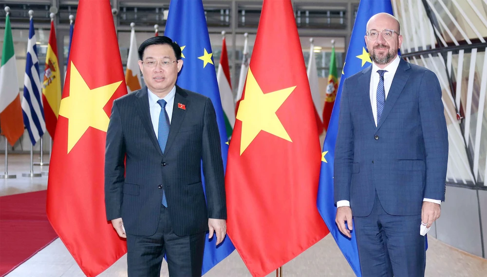 Chủ tịch Quốc hội Vương Đình Huệ và Chủ tịch Hội đồng châu Âu Charles Michel. Ảnh: DOÃN TẤN 