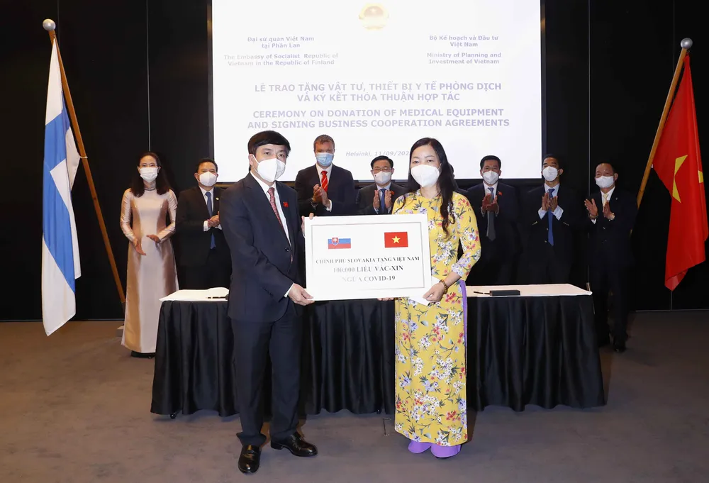 Thêm 100.000 liều vaccine Astra Zeneca và gần 300 tỷ đồng thiết bị y tế chống dịch ảnh 8 Thêm 100.000 liều vaccine Astra Zeneca và gần 300 tỷ đồng thiết bị y tế chống dịch ảnh 8