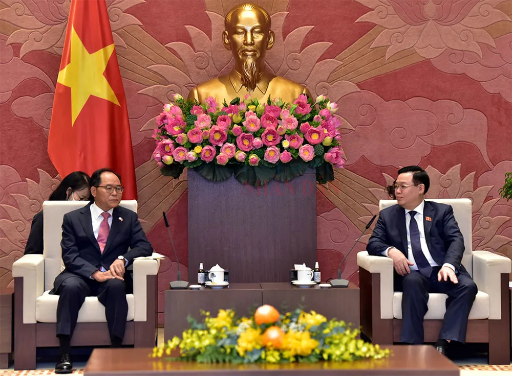 Chủ tịch Quốc hội Vương Đình Huệ trao đổi với Đại sứ Hàn Quốc tại Việt Nam Park Noh Wan. Ảnh: VIẾT CHUNG 