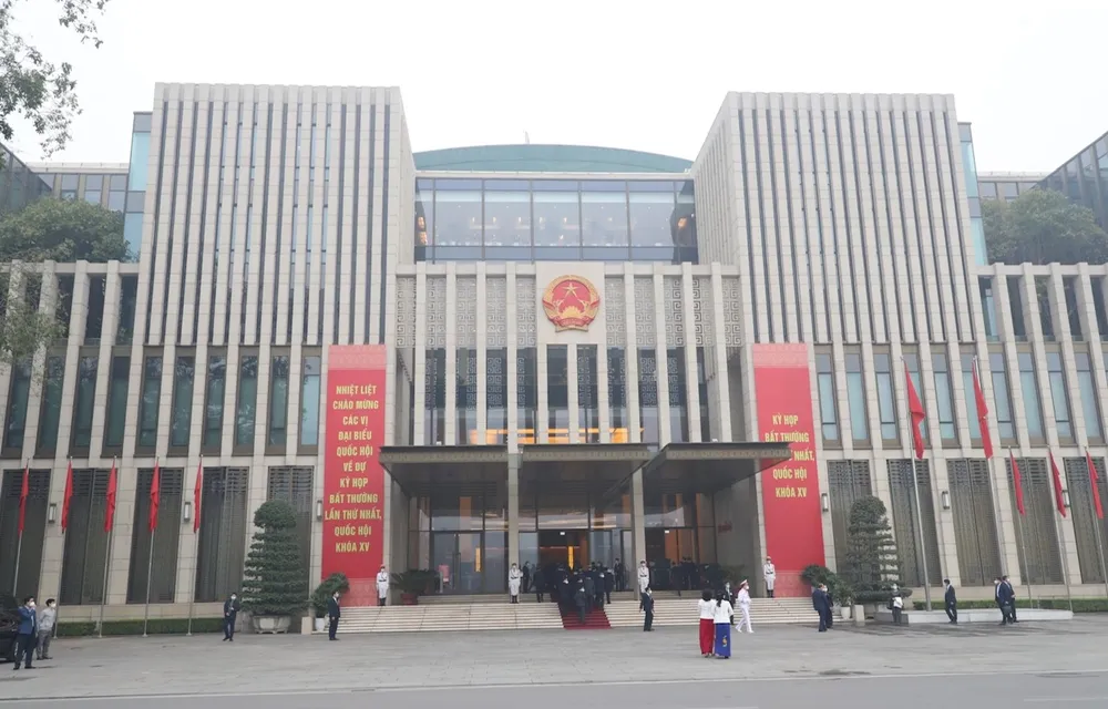 Các đại biểu Quốc hội dự kỳ họp bất thường lần thứ nhất vào Lăng viếng Chủ tịch Hồ Chí Minh  ảnh 3