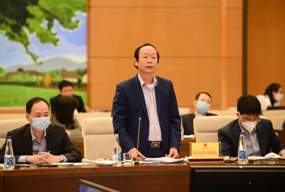 Thứ trưởng Bộ Tài nguyên và Môi trường Võ Tuấn Nhân báo cáo tại buổi họp