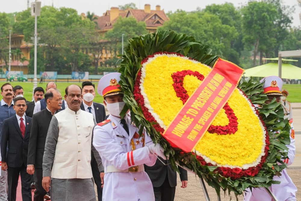 Chủ tịch Hạ viện Ấn Độ Om Birla cùng Đoàn đại biểu Nghị viện Cộng hòa Ấn Độ tại Lăng Chủ tịch Hồ Chí Minh