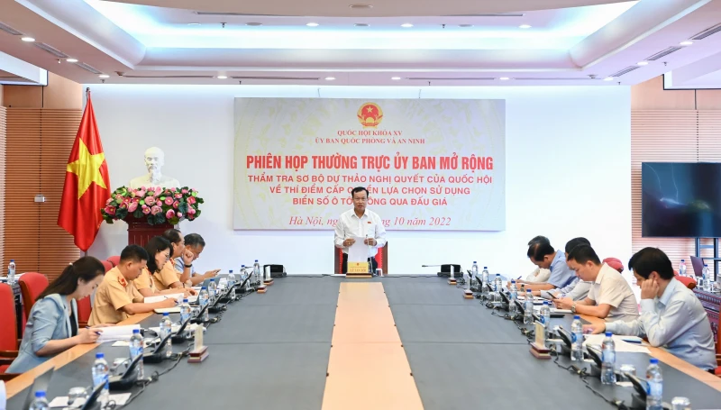 Chủ nhiệm Ủy ban Quốc phòng và An ninh Lê Tấn Tới điều hành phiên họp