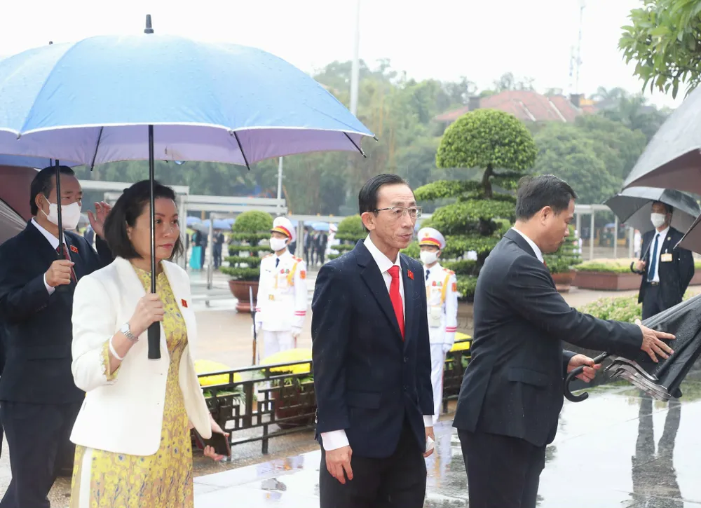 Đại biểu Quốc hội đặt vòng hoa và vào Lăng viếng Chủ tịch Hồ Chí Minh trước giờ khai mạc kỳ họp thứ 4 ảnh 2