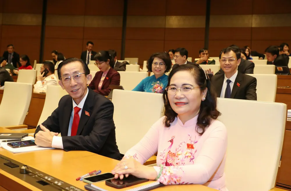 Đại biểu Quốc hội đặt vòng hoa và vào Lăng viếng Chủ tịch Hồ Chí Minh trước giờ khai mạc kỳ họp thứ 4 ảnh 3