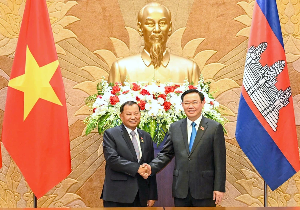 Chủ tịch Quốc hội Vương Đình Huệ chủ trì lễ đón Chủ tịch Thượng viện Vương quốc Campuchia Samdech Say Chhum. Ảnh: VIẾT CHUNG