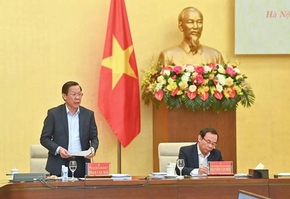 Chủ tịch UBND TPHCM Phan Văn Mãi báo cáo tại buổi làm việc. Ảnh: VIẾT CHUNG