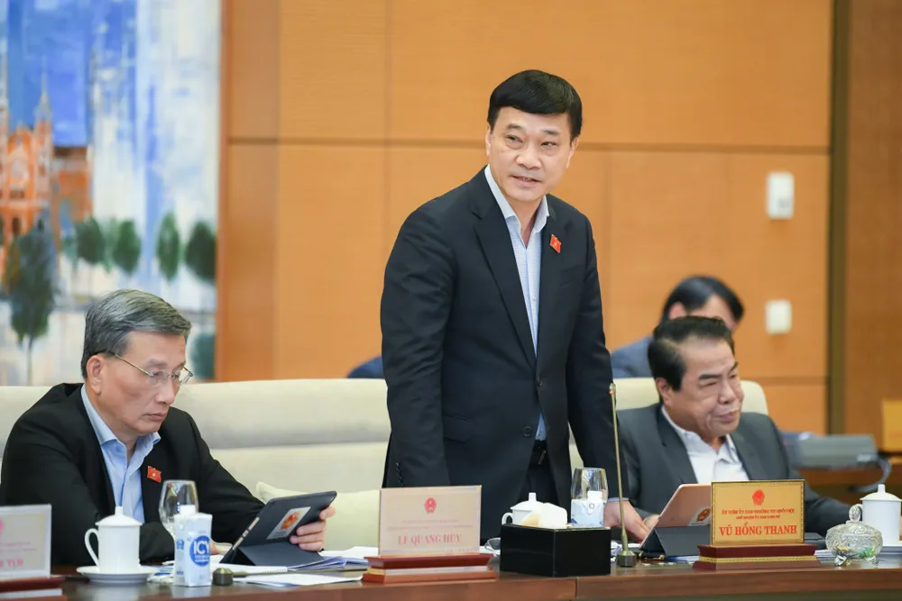 Chủ nhiệm Ủy ban Kinh tế Vũ Hồng Thanh báo cáo tại phiên họp. Ảnh: VIẾT CHUNG Chủ nhiệm Ủy ban Kinh tế Vũ Hồng Thanh báo cáo tại phiên họp. Ảnh: VIẾT CHUNG