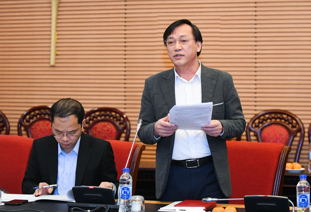 Phó Chủ nhiệm Ủy ban Văn hóa, Giáo dục Phan Viết Lượng báo cáo tại phiên họp