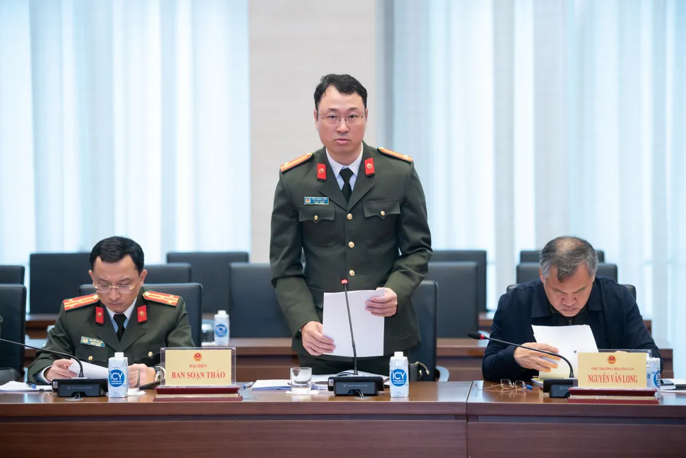 Trung tá Triệu Mạnh Tùng, Phó Cục trưởng Cục An ninh mạng và Phòng, chống tội phạm sử dụng công nghệ cao (Bộ Công an) trình bày Tờ trình Trung tá Triệu Mạnh Tùng, Phó Cục trưởng Cục An ninh mạng và Phòng, chống tội phạm sử dụng công nghệ cao (Bộ Công an) trình bày Tờ trình