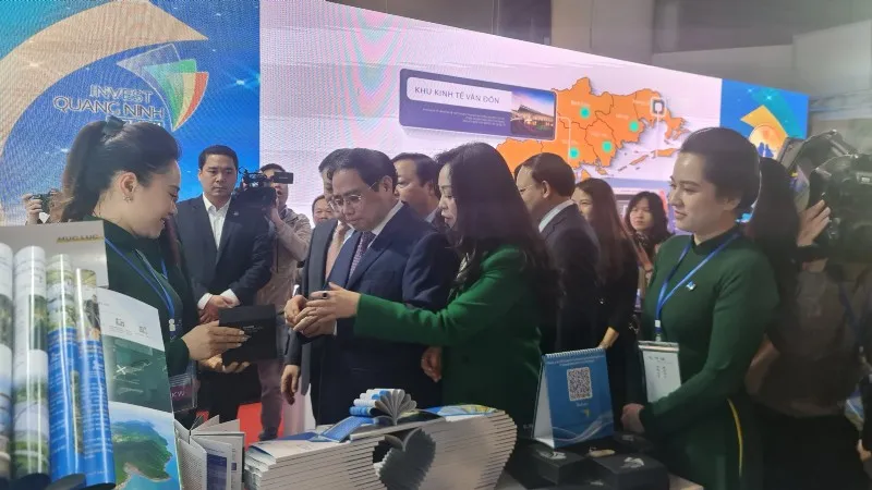 Thủ tướng Chính phủ Phạm Minh Chính tham quan các gian hàng triển lãm, được tổ chức trong khuôn khổ hội nghị Thủ tướng Chính phủ Phạm Minh Chính tham quan các gian hàng triển lãm, được tổ chức trong khuôn khổ hội nghị