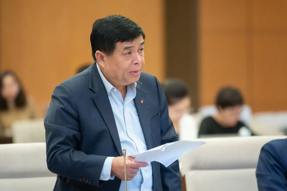 Bộ trưởng Bộ KH-ĐT Nguyễn Chí Dũng báo cáo việc giao danh mục và mức vốn cho các nhiệm vụ, dự án