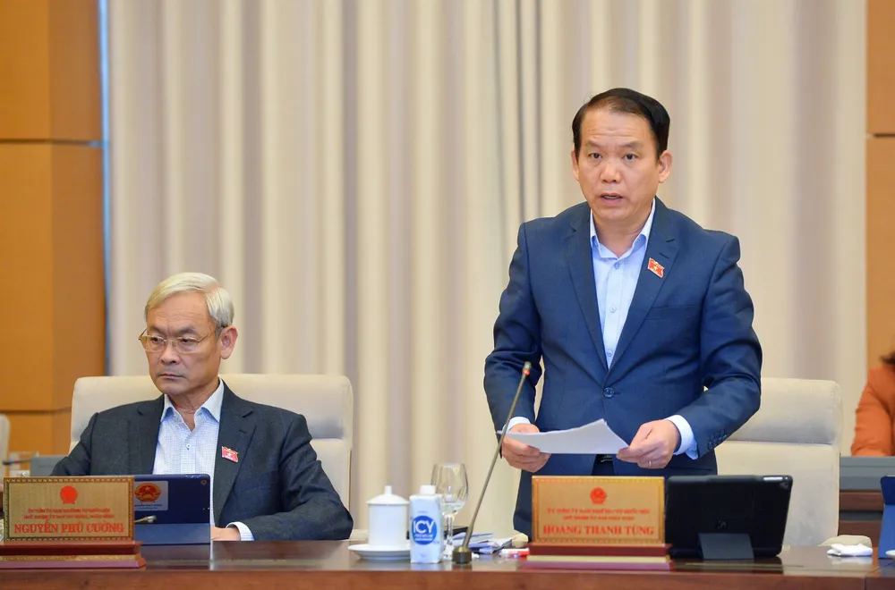 Chủ nhiệm Ủy ban Pháp luật Hoàng Thanh Tùng báo cáo tại phiên họp Chủ nhiệm Ủy ban Pháp luật Hoàng Thanh Tùng báo cáo tại phiên họp