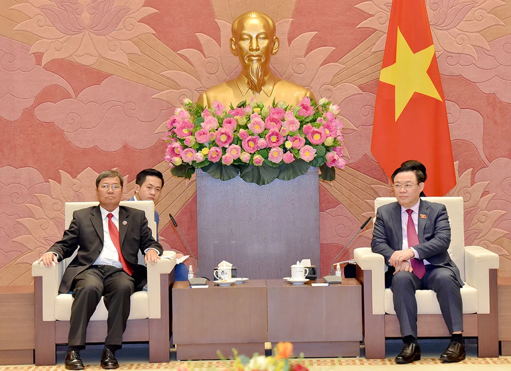 Chủ tịch Quốc hội Vương Đình Huệ tiếp Phó Chủ tịch Quốc hội Lào Khambay Damlath