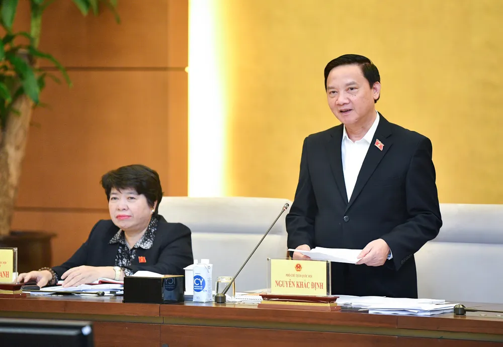 Phó Chủ tịch Quốc hội Nguyễn Khắc Định, Trưởng đoàn giám sát phát biểu tại phiên họp