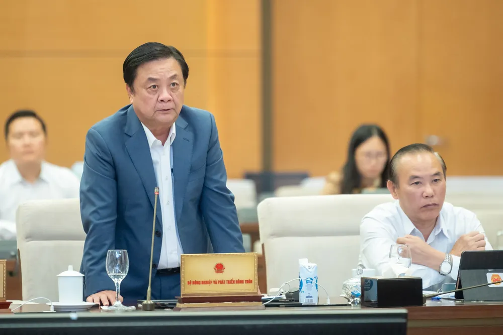 Bộ trưởng Bộ NN-PTNT Lê Minh Hoan giải trình tại phiên họp