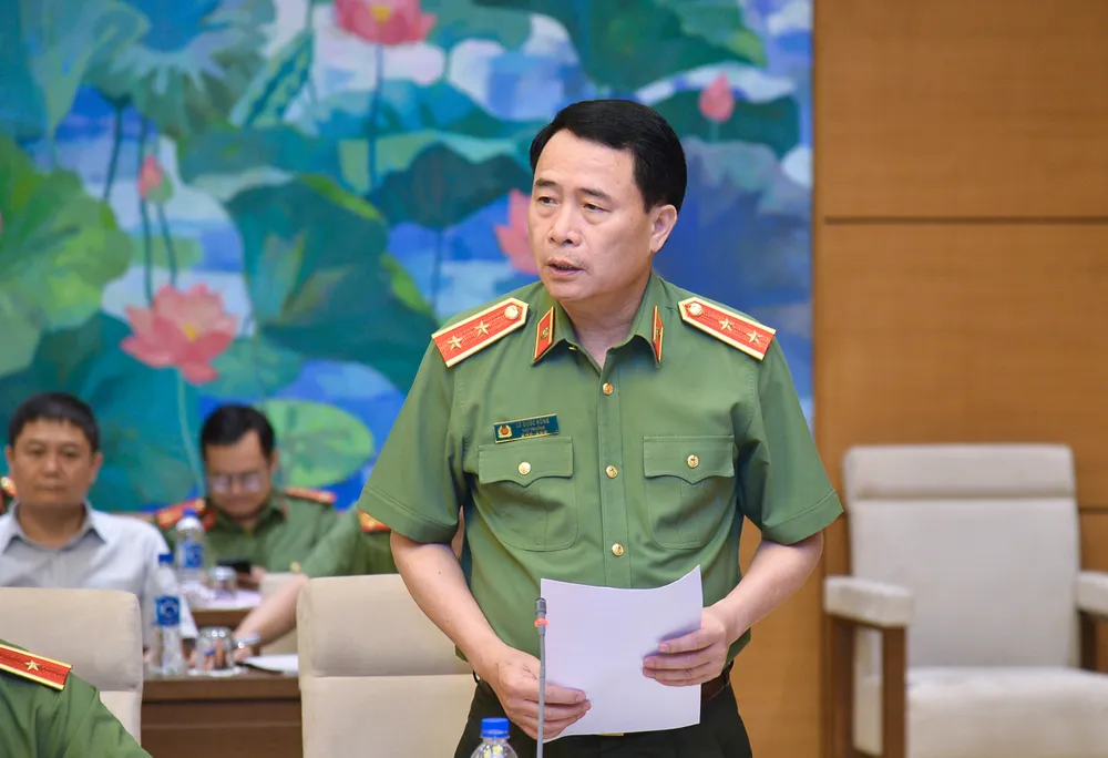 Thứ trưởng Bộ Công an, Trung tướng Lê Quốc Hùng trình bày tờ trình về dự án Luật sửa đổi, bổ sung một số điều của Luật Công an nhân dân