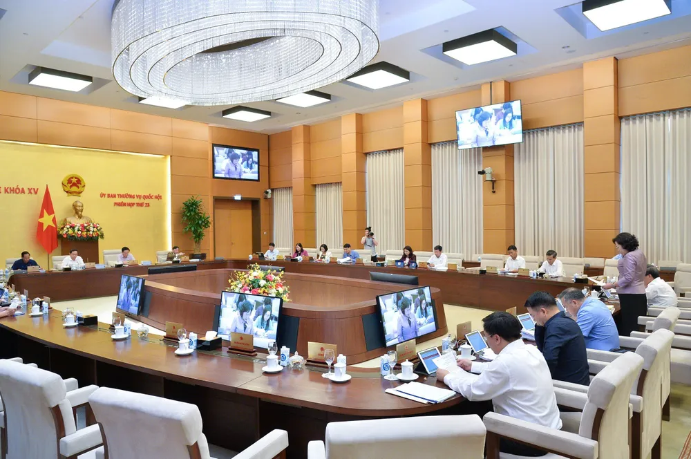 Quang cảnh phiên họp của UBTVQH, chiều 9-5