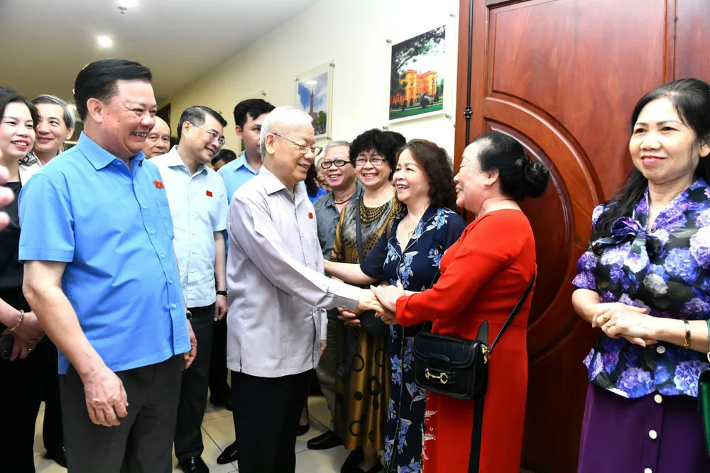 Tổng Bí thư Nguyễn Phú Trọng thăm hỏi cử tri tại buổi tiếp xúc, sáng 13-5. Ảnh: VIẾT CHUNG Tổng Bí thư Nguyễn Phú Trọng thăm hỏi cử tri tại buổi tiếp xúc, sáng 13-5. Ảnh: VIẾT CHUNG