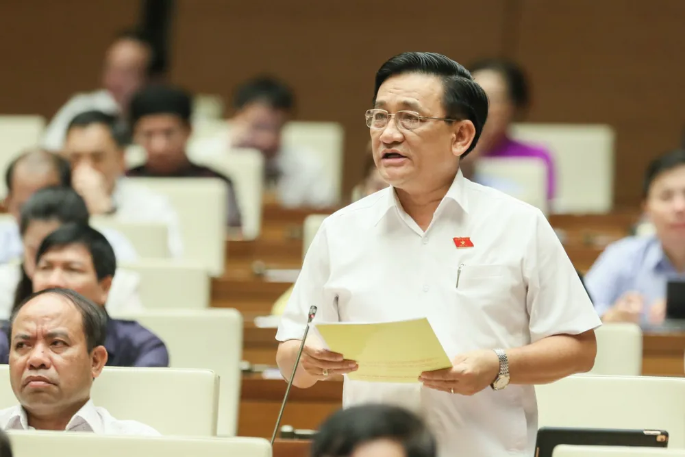 ĐB Trần Quốc Tuấn (Trà Vinh) phát biểu tại hội trường