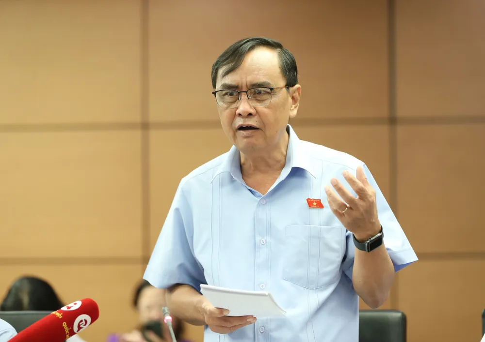 ĐB Nguyễn Minh Hoàng (TPHCM) phát biểu tại phiên thảo luận tổ. Ảnh: QUANG PHÚC ĐB Nguyễn Minh Hoàng (TPHCM) phát biểu tại phiên thảo luận tổ. Ảnh: QUANG PHÚC