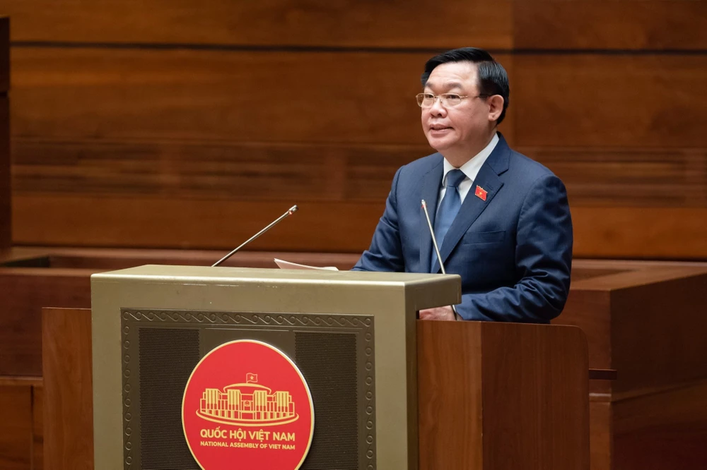 Chủ tịch Quốc hội Vương Đình Huệ kết luận phiên chất vấn đối với Bộ trưởng, Chủ nhiệm Ủy ban Dân tộc Hầu A Lềnh. Ảnh: QUANG PHÚC