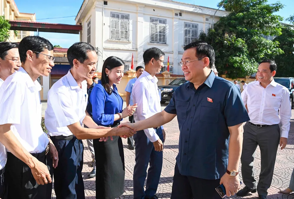 Chủ tịch Quốc hội Vương Đình Huệ thân mật chào hỏi cử tri. Ảnh: VIẾT CHUNG