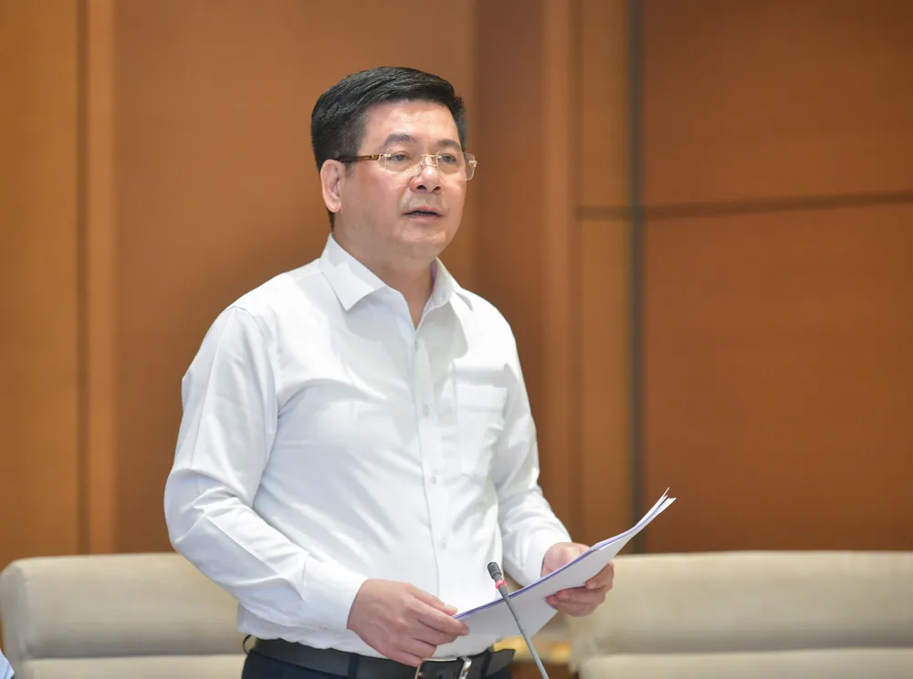 Bộ trưởng Bộ Công thương Nguyễn Hồng Diên báo cáo tình hình thực hiện chính sách, pháp luật về phát triển năng lượng giai đoạn 2016-2021 với đoàn giám sát