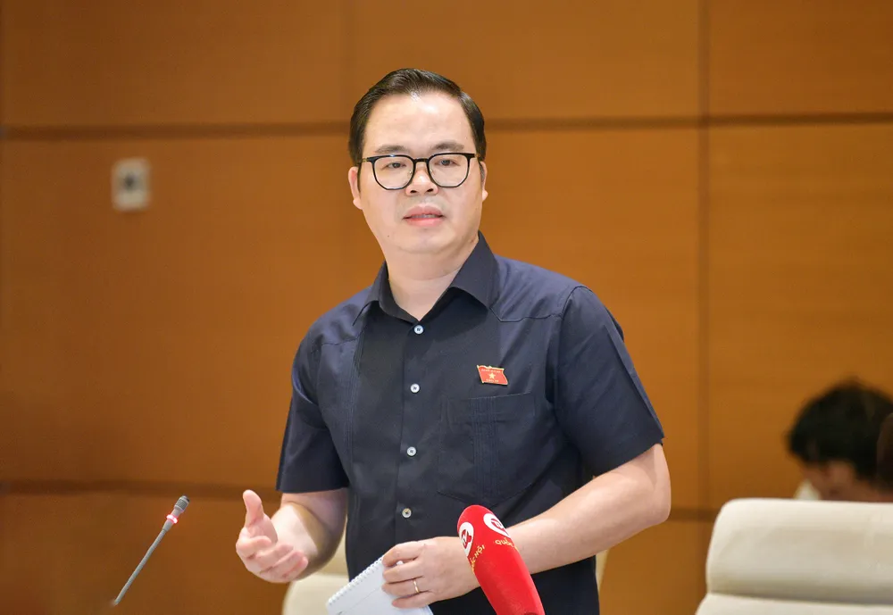 ĐB Trần Văn Khải, Ủy viên Thường trực Ủy ban Khoa học, Công nghệ và Môi trường phát biểu