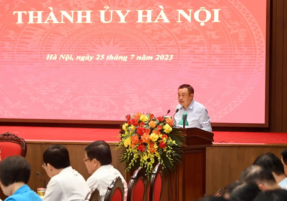 Chủ tịch UBND TP Hà Nội Trần Sỹ Thanh báo cáo tại phiên họp