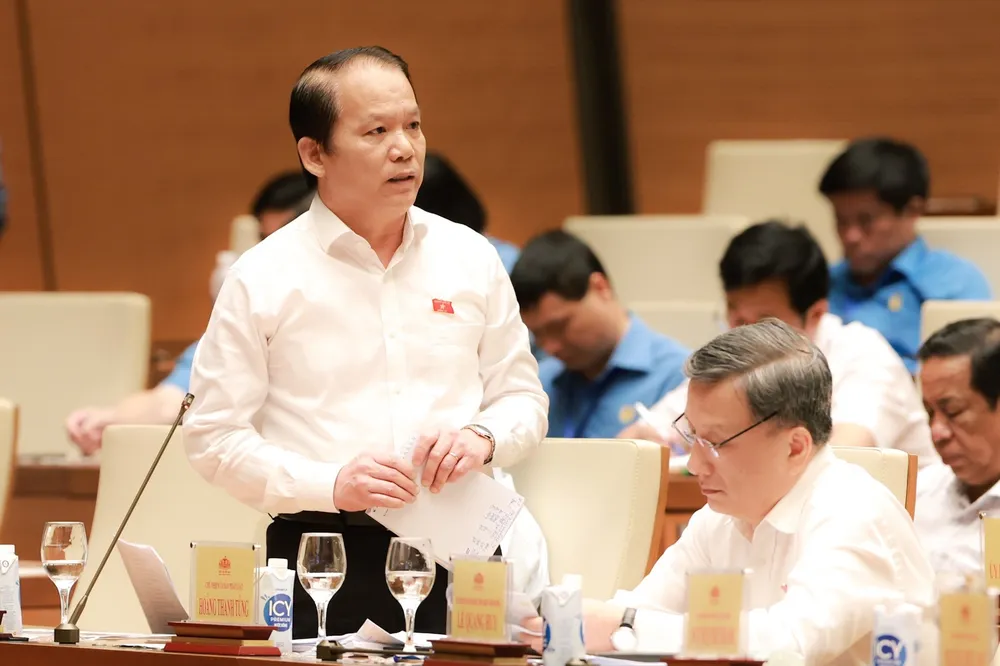 Ông Hoàng Thanh Tùng, Chủ nhiệm Ủy ban Pháp luật của Quốc hội trả lời cho người lao động. Ảnh: QUANG PHÚC Ông Hoàng Thanh Tùng, Chủ nhiệm Ủy ban Pháp luật của Quốc hội trả lời cho người lao động. Ảnh: QUANG PHÚC