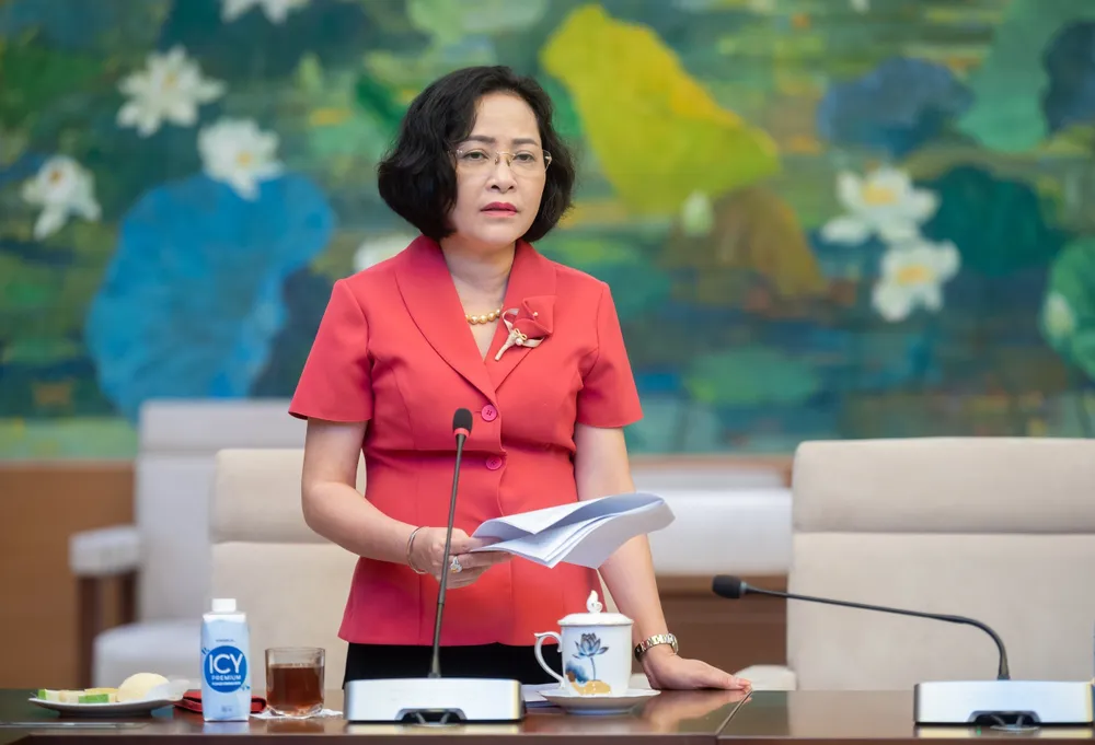 Trưởng ban Công tác đại biểu Nguyễn Thị Thanh trình bày Tờ trình về Đề án