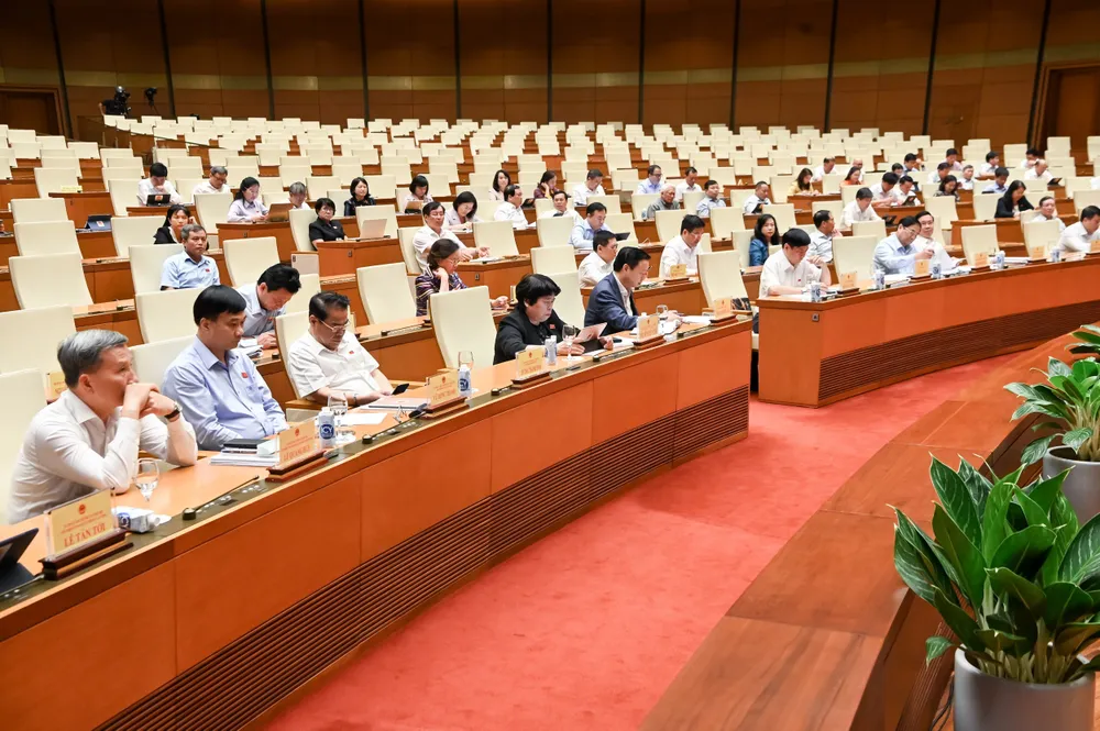 ĐB tham dự phiên chất vấn tại điểm cầu Diên Hồng. Ảnh: VIẾT CHUNG