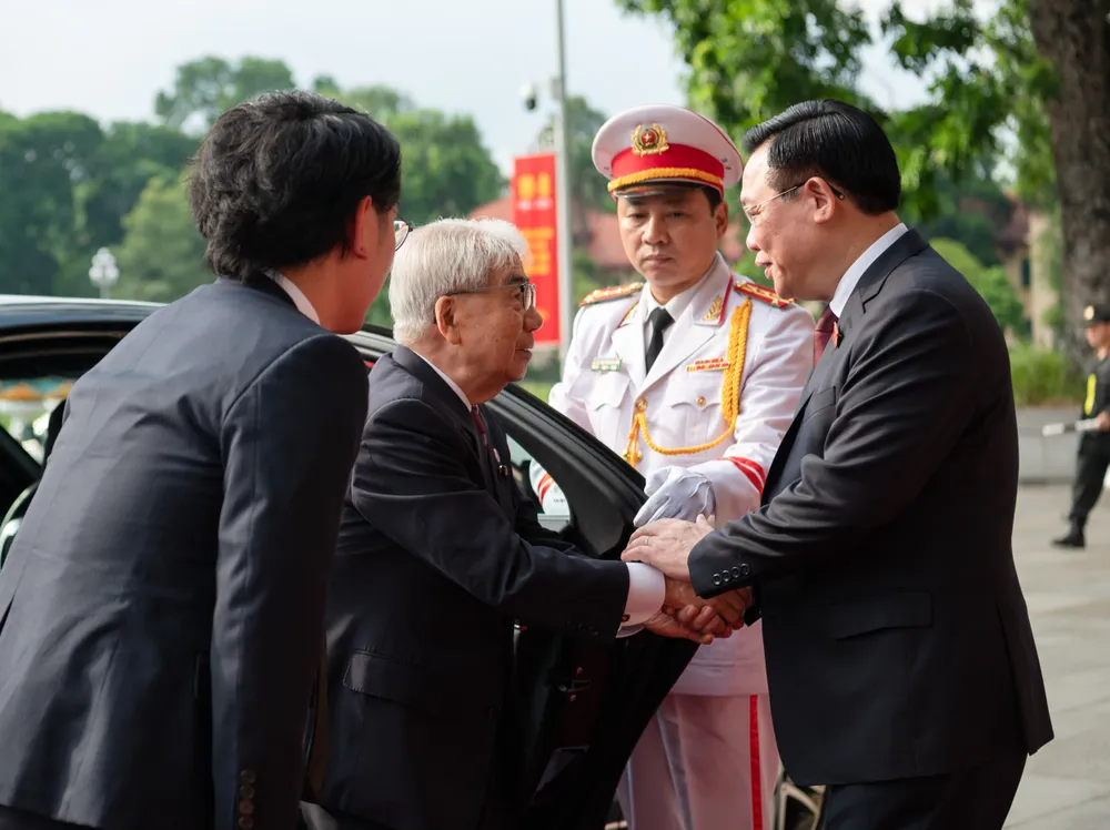 Chủ tịch Quốc hội Vương Đình Huệ chào đón Chủ tịch Thượng viện Nhật Bản Otsuji Hidehisa. Ảnh: VIẾT CHUNG Chủ tịch Quốc hội Vương Đình Huệ chào đón Chủ tịch Thượng viện Nhật Bản Otsuji Hidehisa. Ảnh: VIẾT CHUNG