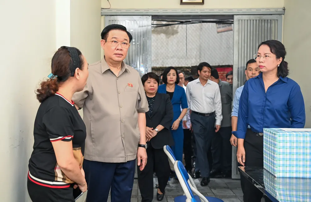 Chủ tịch Quốc hội Vương Đình Huệ cùng đoàn công tác của Quốc hội thăm, tặng quà chia sẻ khó khăn với gia đình các nạn nhân