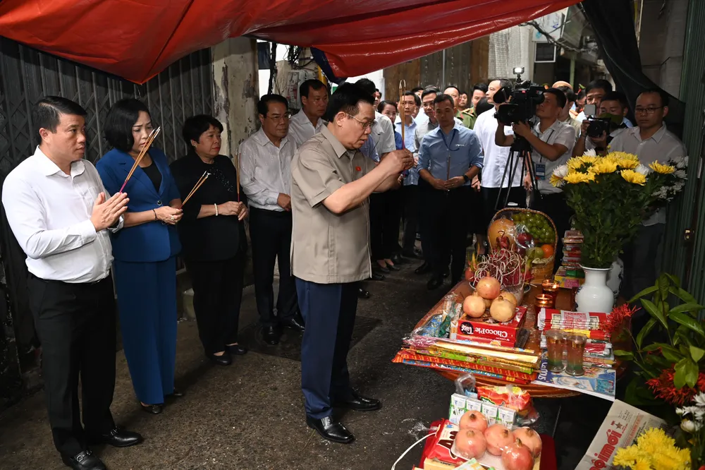 Chủ tịch Quốc hội Vương Đình Huệ và các thành viên Đoàn đã thắp hương, dành một phút mặc niệm 56 nạn nhân không may bị thiệt mạng