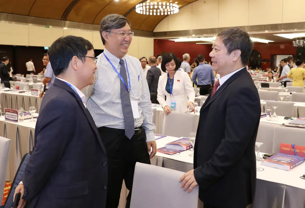 Phó Chủ tịch UBND TPHCM Dương Anh Đức trao đổi với các đại biểu bên lề diễn đàn. Ảnh: QUANG PHÚC Phó Chủ tịch UBND TPHCM Dương Anh Đức trao đổi với các đại biểu bên lề diễn đàn. Ảnh: QUANG PHÚC